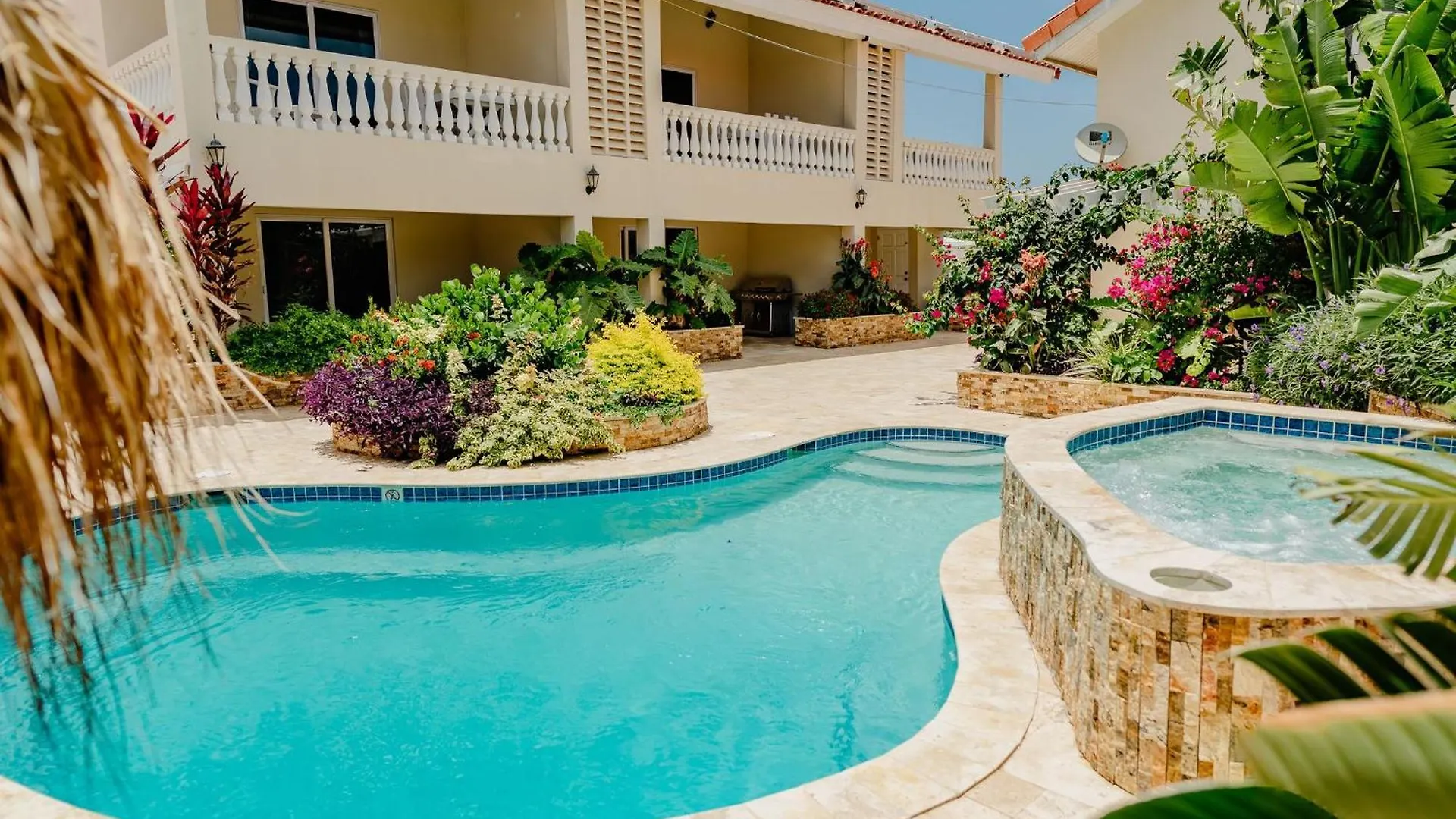 Gorgeous 2-Bedroom Apartment 2 Km From Eagle Beach Palm Beach