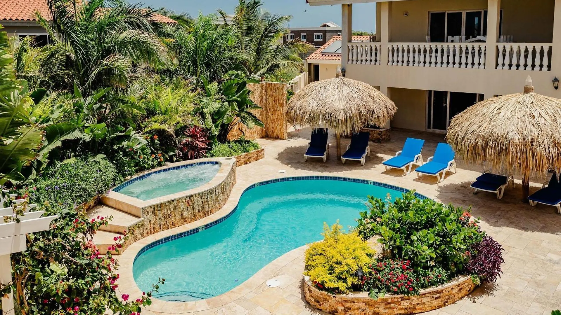 Gorgeous 2-Bedroom Apartment 2 Km From Eagle Beach Palm Beach